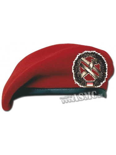 Красный берет с кокардой Службы оперативной информации Бундесвера