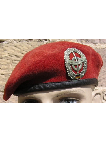 Красный берет с кокардой Службы снабжения Бундесвера
