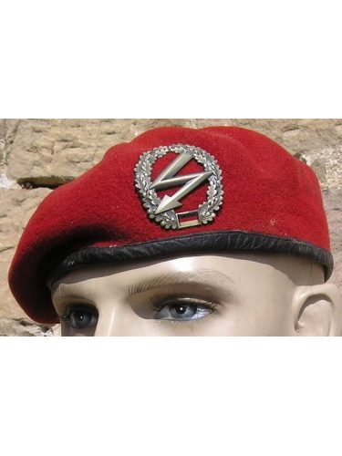 Красный берет с кокардой Войск связи Бундесвера