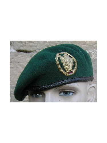 Зелёный берет с кокардой Егерских подразделений Бундесвера