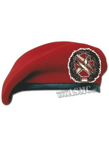 Красный берет с кокардой Службы оперативной информации Бундесвера