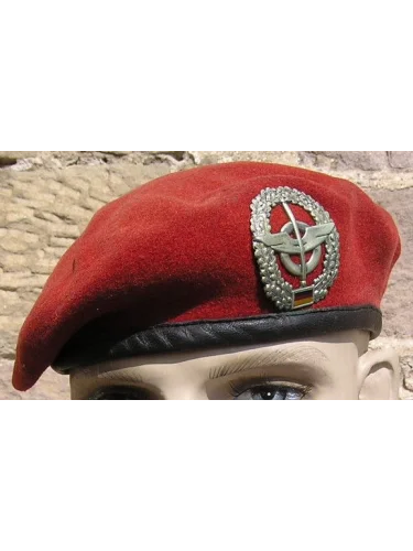 Красный берет с кокардой Службы снабжения Бундесвера