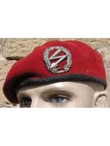 Красный берет с кокардой Войск связи Бундесвера